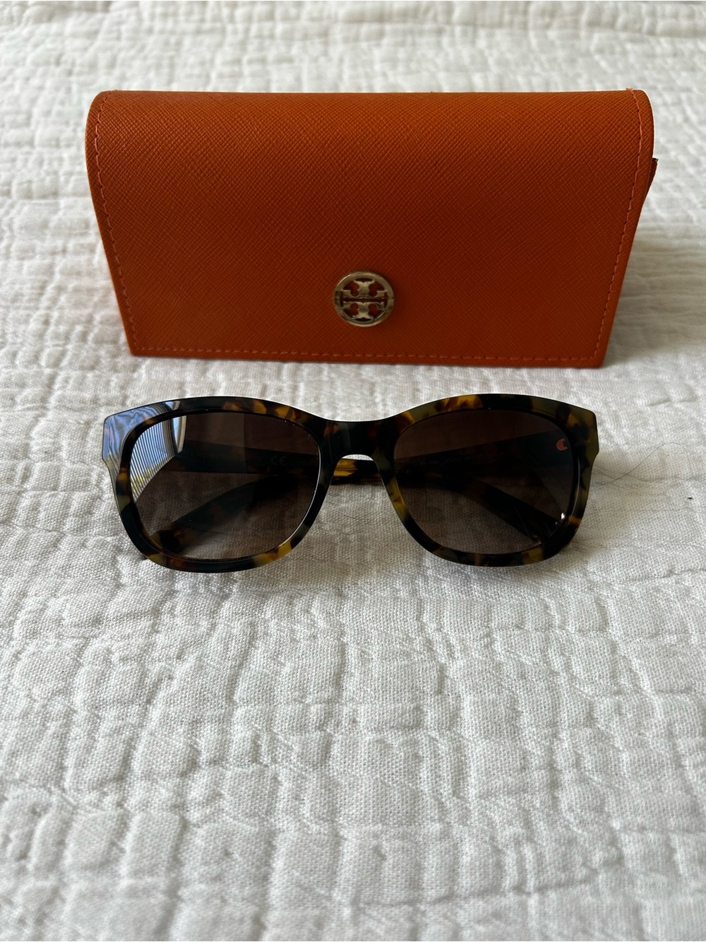 Tory Burch Sunglasses Tortoiseshell with Orange Logo Case